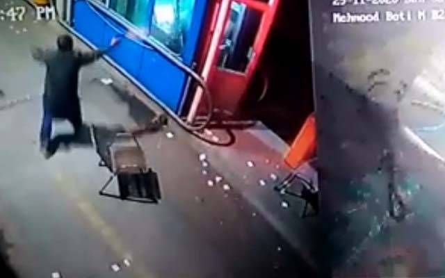  شفٹ کمانڈر ڈاکووں کی فائرنگ سے ہلاک، سی سی ٹی وی فوٹج سامنے آگئی