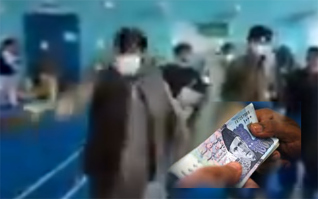رشوت لیتے ہو؟؟؟ شہری کا انوکھا احتجاج