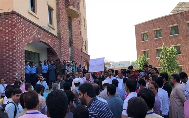 کامسیٹس یونیورسٹی طلبا کی جیبیں خالی کرنےلگی