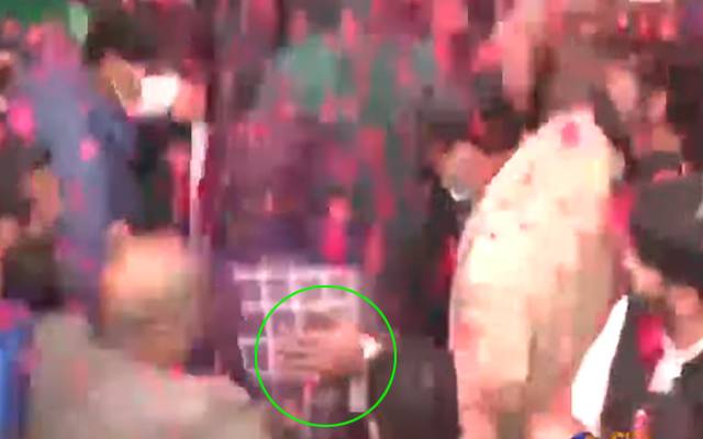 مریم نواز کو ہاتھ لگانے والےسپورٹر کی دھلائی ہوگئی
