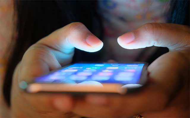 بیٹی کو آن لائن کلاسسز کیلئے فون دینا مہنگا پڑ گیا