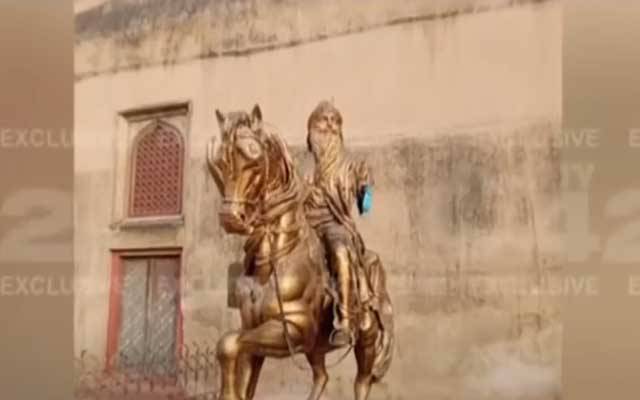 نوجوان نے شاہی قلعہ میں موجود رنجیت سنگھ کا مجسمہ توڑ دیا