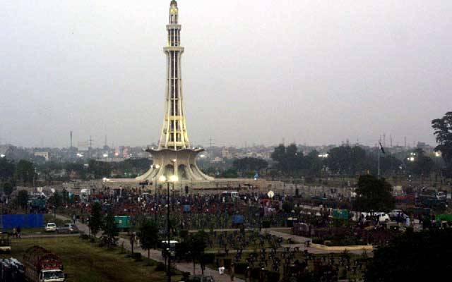 پی ڈی ایم جلسہ کے اختتام پر کارکنوں کا پنڈال پر دھاوا