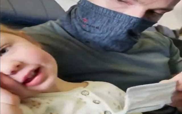 بچی کا ماسک پہننے سے انکار والدین کو مہنگا پڑگیا