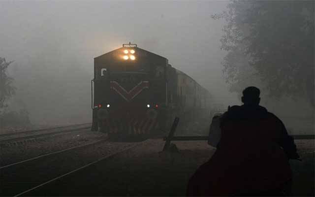 ٹرینوں کا شیڈول بری طرح متاثر ، مسافر رل گئے