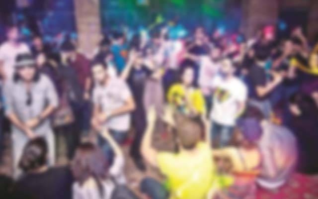 پولیس کا چھاپہ، فارم ہاؤس سسے لڑکےاور لڑکیاں گرفتار 