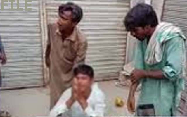  خواتین سے پرس چھیننے والا ڈاکو شہریوں کے ہتھے چڑھ گیا 