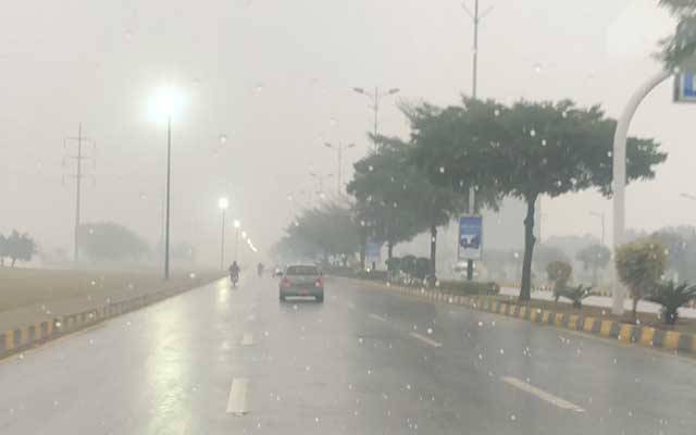 لاہور میں شدید سردی کیساتھ بارش کا سلسلہ شروع