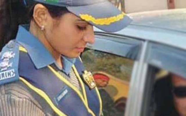 ٹریفک پولیس نے’’خطرناک‘‘گاڑی پکڑ لی 