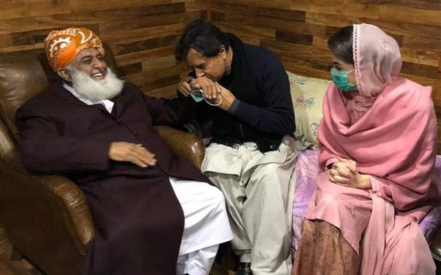 کیپٹن صفدر نے مولانا کا ہاتھ چومنے کی وجہ بتادی