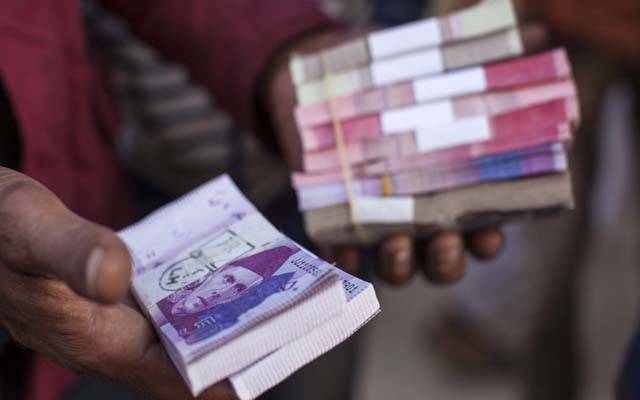 دودھ بیچ کر 62 سالہ خاتون کروڑ پتی بن گئی 