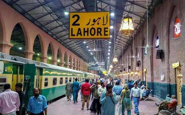 ٹرینوں کا شیڈول بری طرح متاثر ، مسافر رل گئے