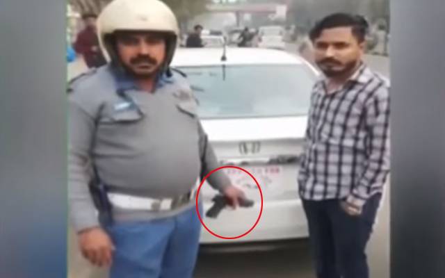 ٹریفک وارڈن پر اسلحہ تاننے کا برا انجام