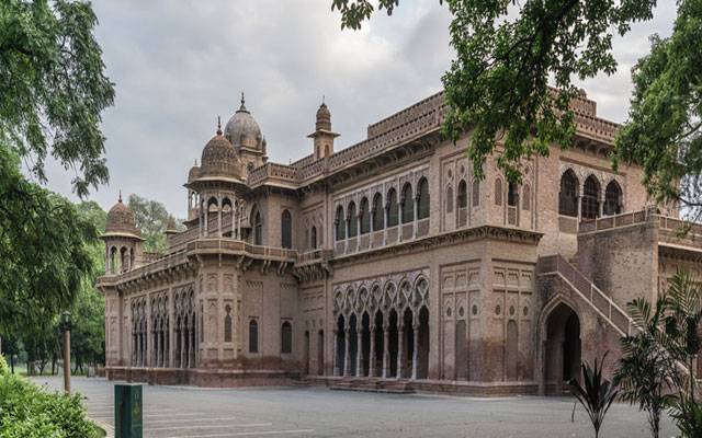 سرکاری عمارتوں کی تعمیر میں غیرمعیاری اینٹ کے استعمال کا انکشاف