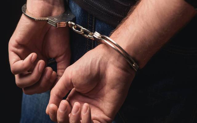 چوک میں سرعام برہنہ نہانے والے کو شرط جیتنا مہنگی پڑگئی 