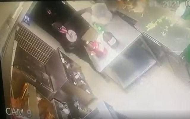 معروف فوڈ چین میں لاکھوں روپے کی ڈکیتی