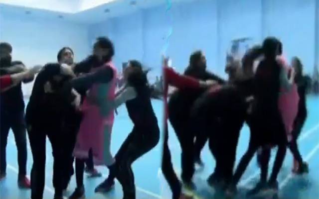 ویمن باسکٹ بال میچ میں لاہور ی کڑیاں لڑ پڑیں، مکوں، گھونسوں کی بارش
