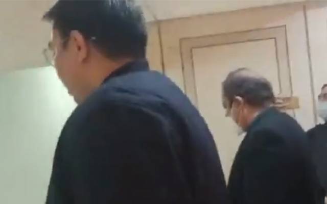 پارلیمنٹ کی راہداری میں وفاقی وزرا لڑ پڑے 