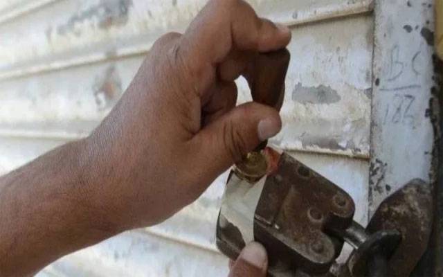 ضلعی انتظامیہ ان ایکشن، درجنوں دکانیں سیل