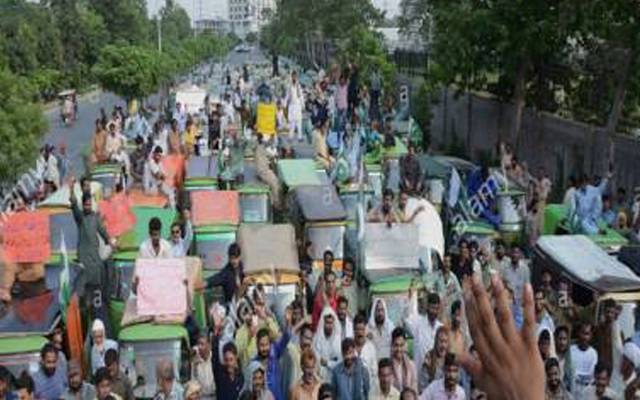گاڑیوں کی رجسٹریشن منسوخ کرنے کے خلاف ملتان چونگی پر احتجاجی ریلی