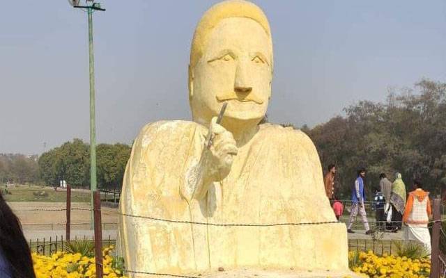  علامہ اقبال کا مجسمہ تنقید کا نشانہ بن گیا