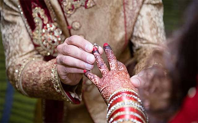 سرکاری افسر کو غریب لڑکی سے شادی کرنا مہنگی پڑگئی