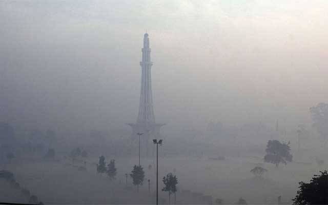 لاہور نے دھند کی سفید چادر اوڑھ لی، حد نگاہ صفر، موٹروے بند