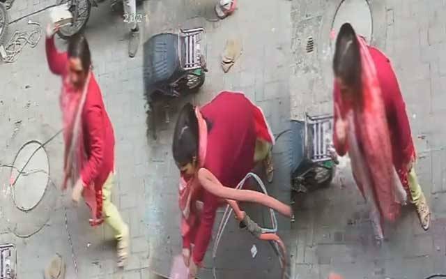 خواتین نے دیوار پر کیمرے لگانے والوں پر دھاوا بول دیا
