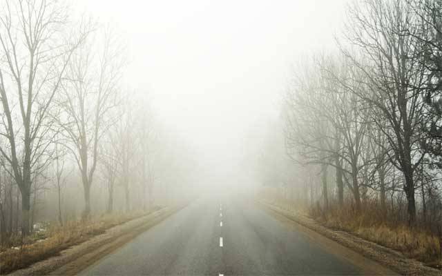 لاہور میں دھند نے راستے دھندلا دیئے، موٹروے بند 