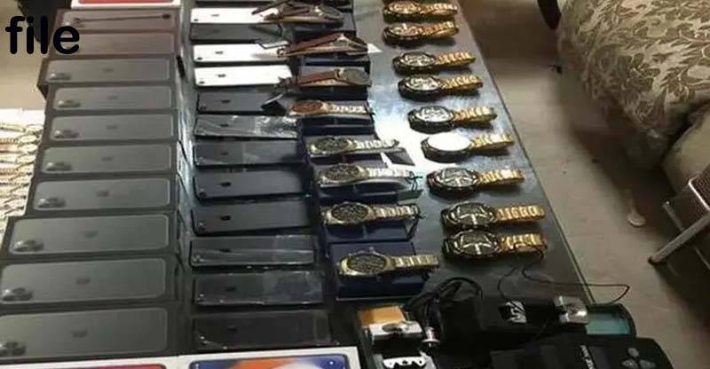 کسٹم احکام کی بڑی کارروائی ، لاکھوں مالیت کے آئی فونز برآمد