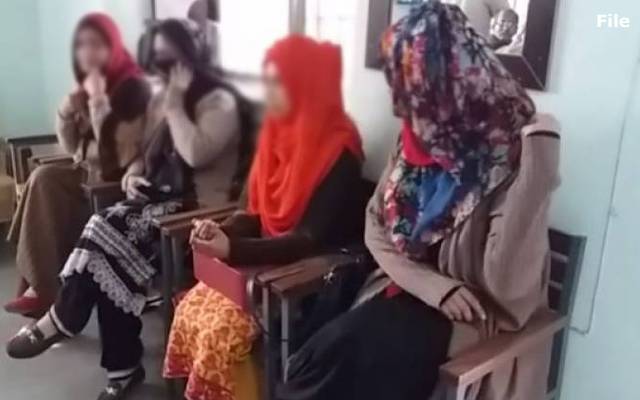خواتین اساتذہ کو ہراساں کرنا کلرک کو مہنگا پڑگیا