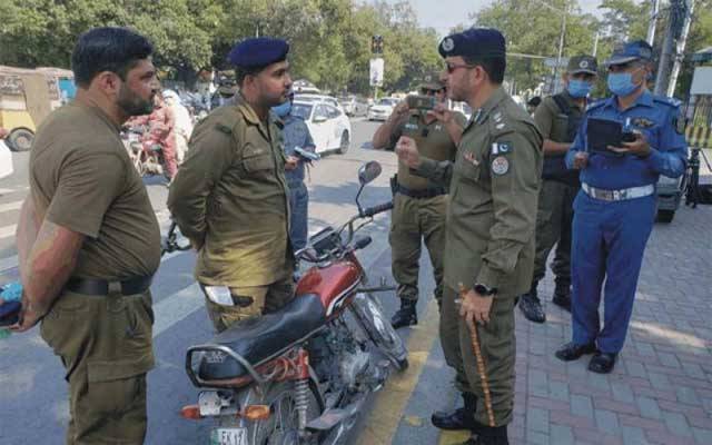 سی ٹی او لاہور ان ایکشن، ٹریفک وارڈنز کی شامت آگئی
