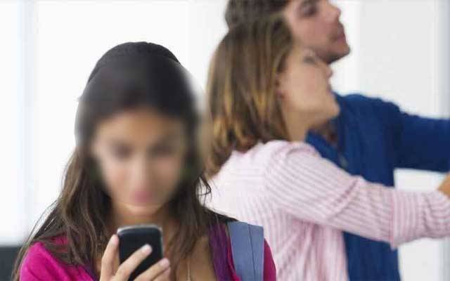  موبائل پر دوستی کرکے بلیک میل کرنے والی حسینہ گرفتار