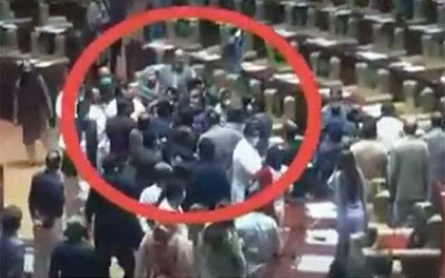 پی ٹی آئی اراکین نے منحرف ساتھیوں کی پٹائی کردی 