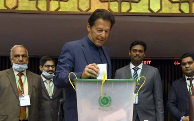 سینیٹ انتخابات، وزیر اعظم نے ووٹ کاسٹ کر دیا 