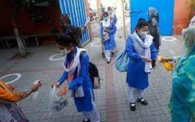   سینکڑوں اساتذہ و طلباءمیں کورونا پھیلنے کا خدشہ بڑھ گیا