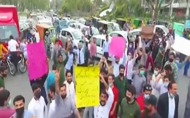 بازار رات 10 بجے تک کھولنے کا مطالبہ، تاجر سڑکوں پر آگئے