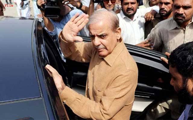 شہباز شریف کی پیشی، پولیس نے لیگی کارکن کو دھکا دے کر سڑک پر گرادیا 