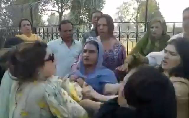  خواجہ سراؤں نے ایک دوسرے کی مکوں، لاتوں سے درگت بنا ڈالی
