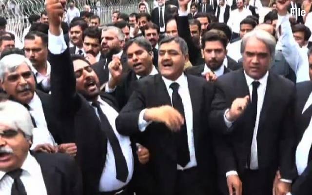 صدر لاہور ٹیکس بار کی جعلی ڈگری کا معاملہ، وکلادھڑوں میں کشیدگی بڑھ گئی
