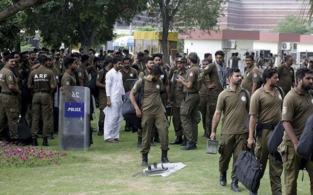 پنجاب پولیس کے افسروں نے اہلکاروں کو خطرے میں ڈال دیا