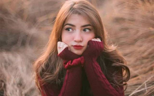 دنا نیر نے شوبز کی کس شخصیت کی گود میں بیٹھ کرکھانا کھایا؟ ویڈیو وائرل