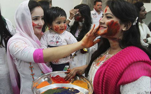 ہولی کے تہوار پر رنگوں کی بہار