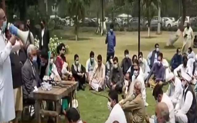 سابق بلدیاتی نمائندوں نے گراؤنڈ پر ہی اسمبلی سجالی