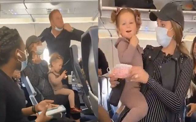 pregnant mother de plane with her familyh