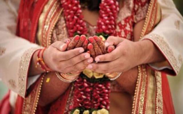 73 سالہ خاتون کو کم عمر دلہا مل گیا،مگر کیسے؟