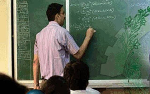  اساتذہ کو 60 سال کی عمر ہونے پر ریٹائرڈ کیا جا رہا ہے