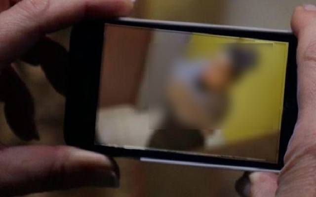 نازیبا تصاویر بنانےپرخاتون نے لڑکے کی درگت بناڈالی