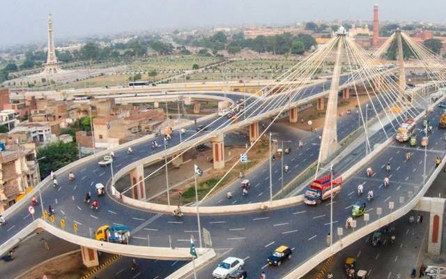  یاد گار فلائی اوور کا ٹریفک سائن بورڈ گرپڑا،ریسکیو ٹیم روانہ