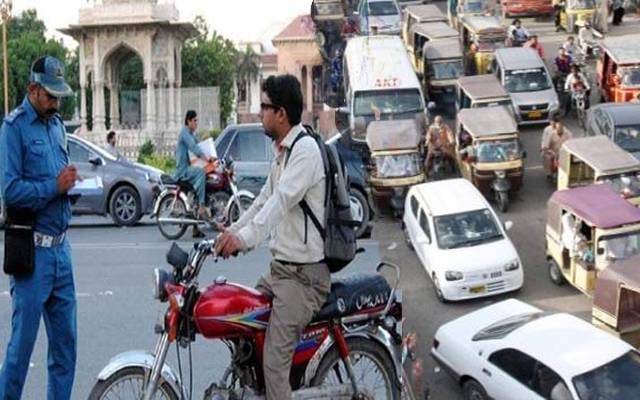 شہر میں گاڑیاں بند، موٹرسائیکل سواروں کو چالان ٹکٹ جاری کردیے گئے